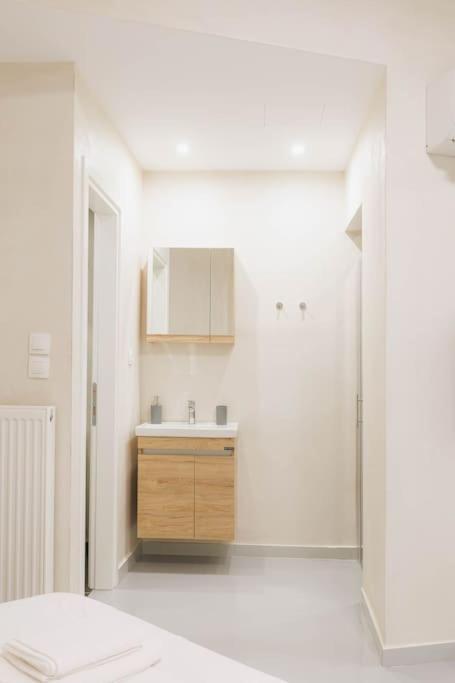 Modern Hiding Place In The Heart Of Athènes