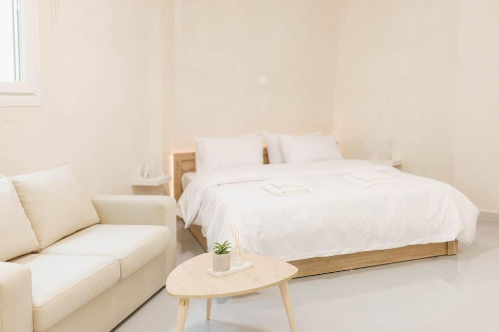 Modern Hiding Place In The Heart Of Athènes