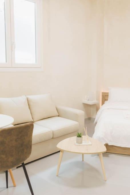 Modern Hiding Place In The Heart Of Athènes