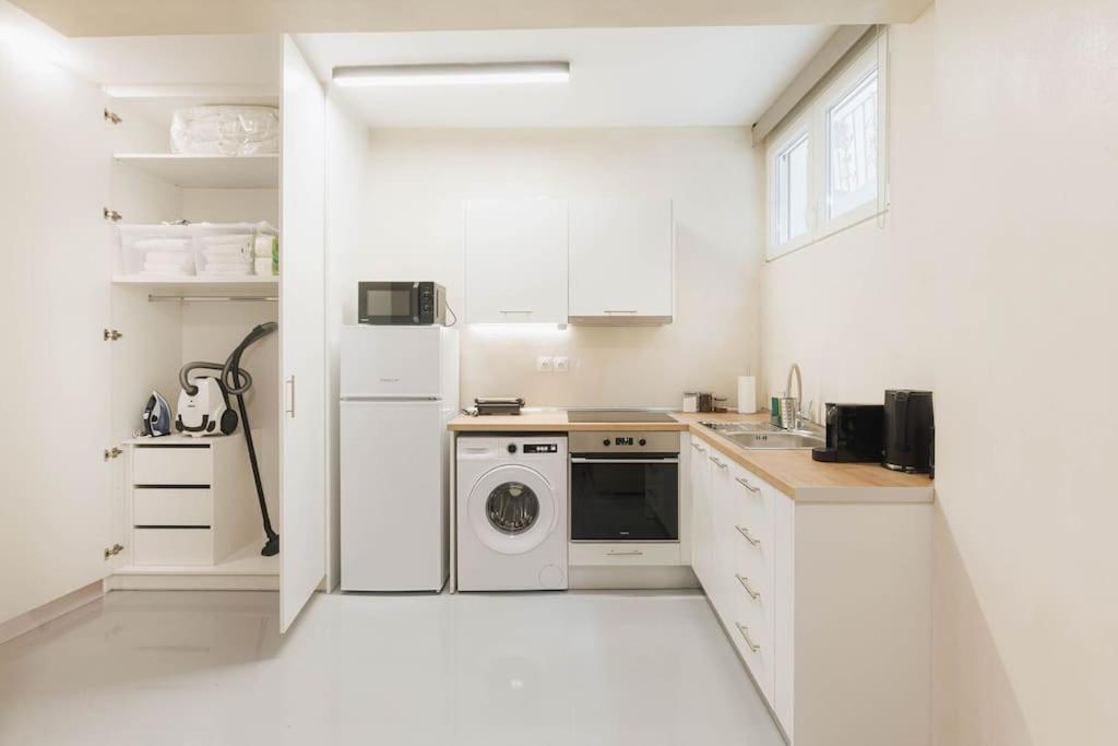 Modern Hiding Place In The Heart Of Athènes